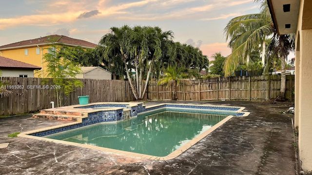 15579 SW 10th Ln, Miami, FL 33194