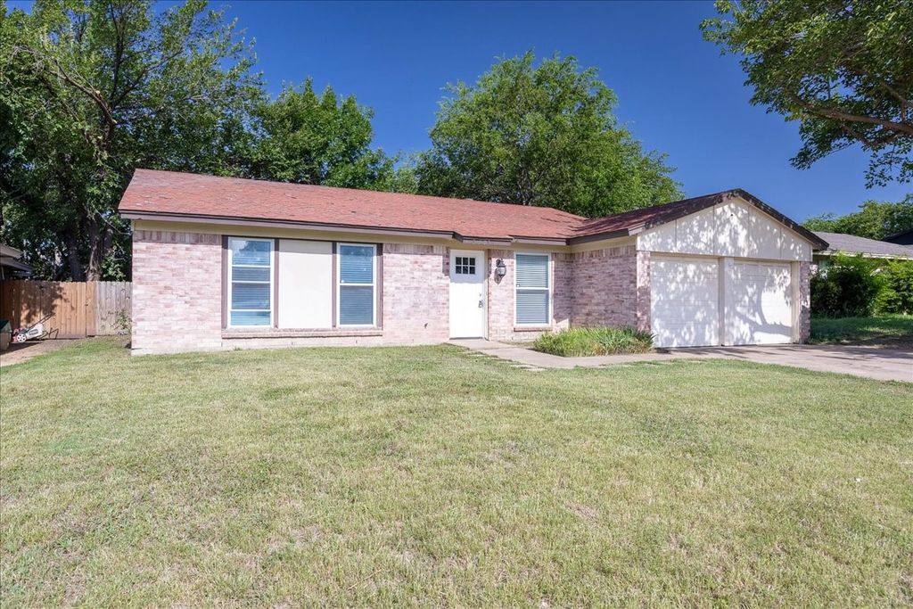 5709 Denise Drive, Haltom City, TX 76148