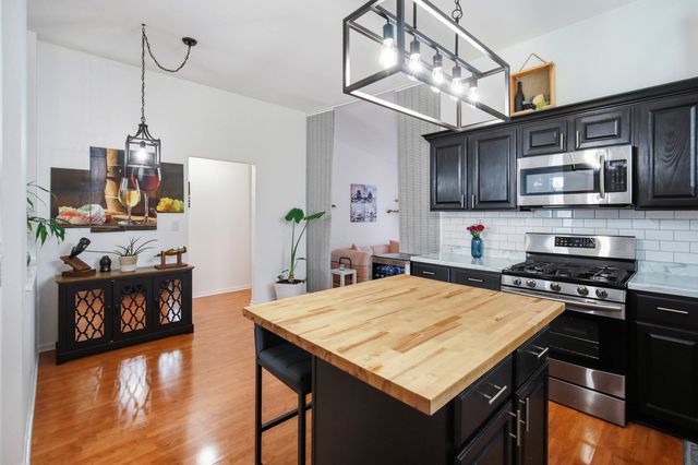 1137 Hawthorne Lane, Elk Grove Village, IL 60007