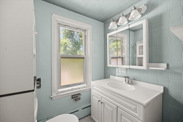 39 Norman Ave, Taunton, MA 02780