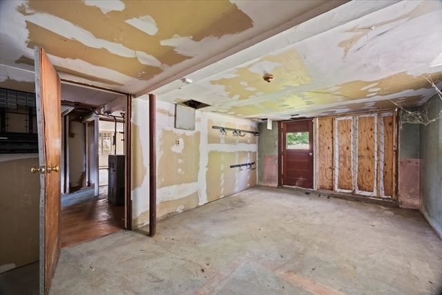 39 Norman Ave, Taunton, MA 02780