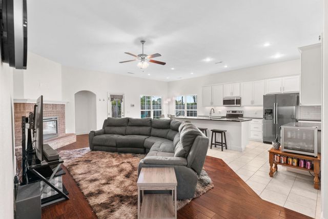 1740 Betenbough Way, Webb City, MO 64870