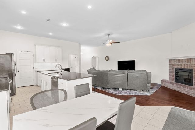 1740 Betenbough Way, Webb City, MO 64870