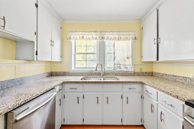 409 Peachtree St, Headland, AL 36345