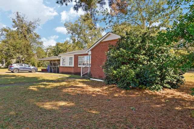 409 Peachtree St, Headland, AL 36345