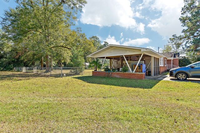409 Peachtree St, Headland, AL 36345