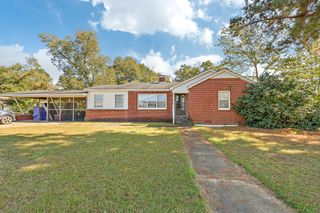 409 Peachtree St, Headland, AL 36345
