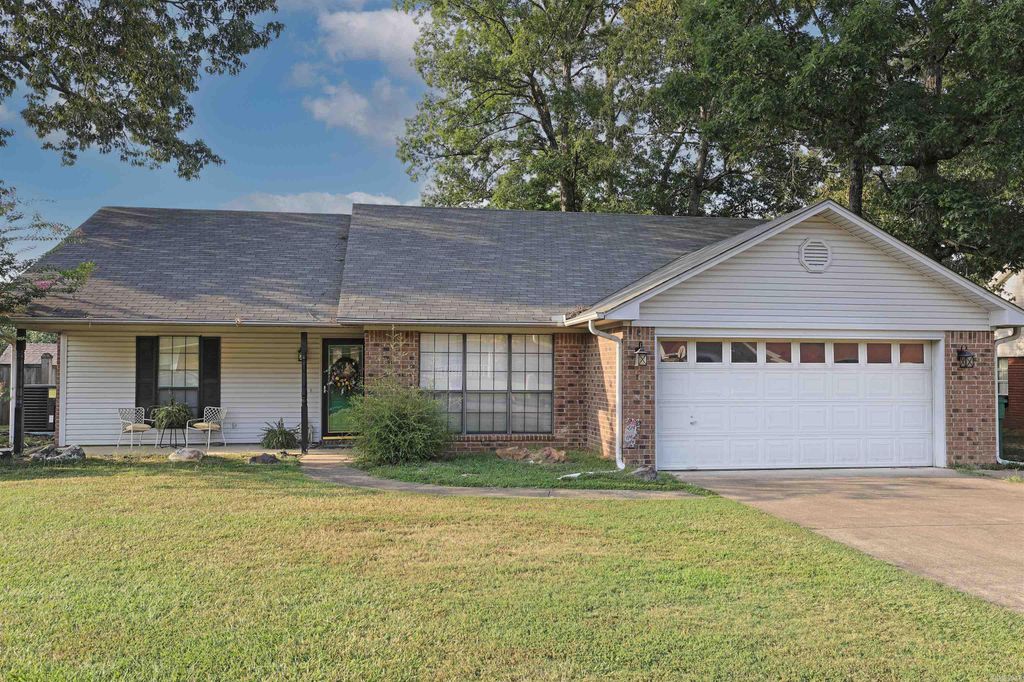 318 Regal Oaks, White Hall, AR 71602