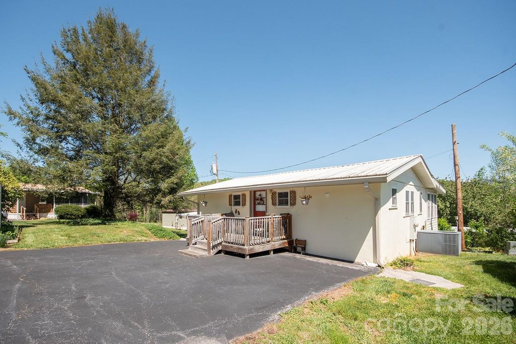 59 S Front Street, Franklin, NC 28734