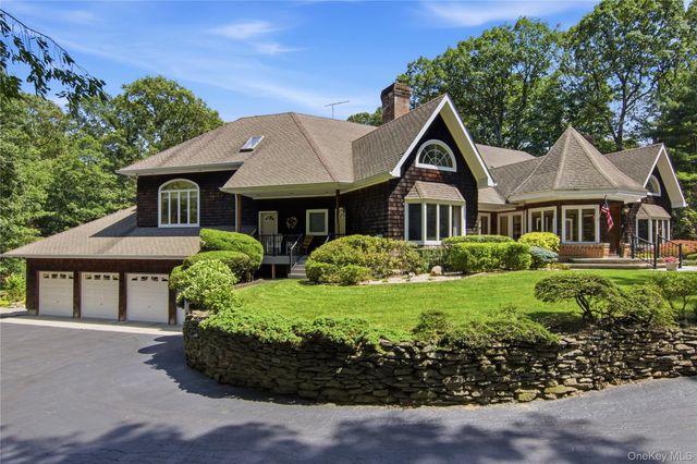 55 Meadow Glen Road, Northport, NY 11768