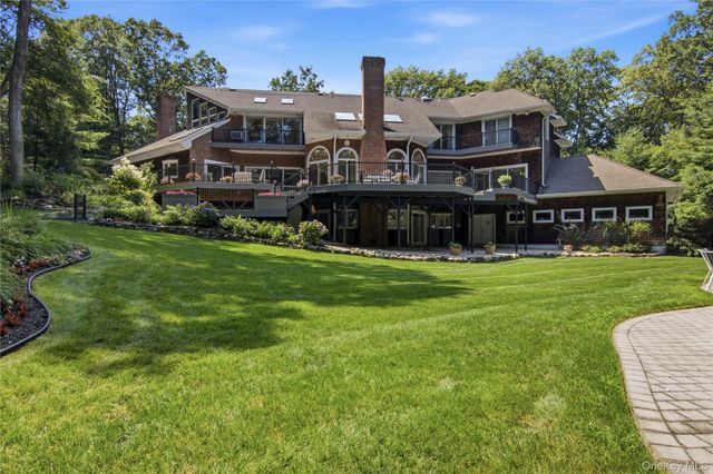 55 Meadow Glen Road, Northport, NY 11768