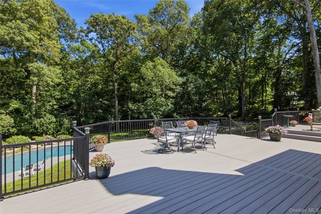 55 Meadow Glen Road, Northport, NY 11768