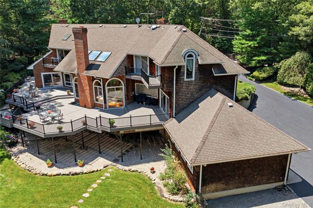 55 Meadow Glen Road, Northport, NY 11768