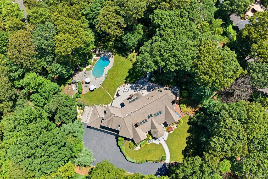 55 Meadow Glen Road, Northport, NY 11768