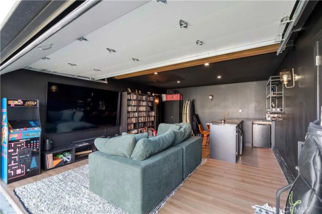 5824 Compass Drive, Los Angeles, CA 90045