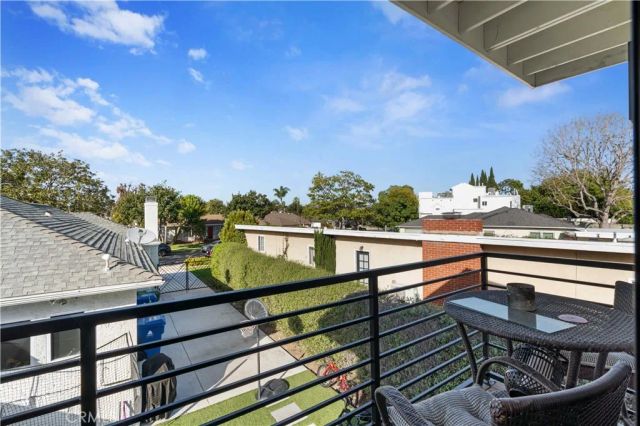 5824 Compass Drive, Los Angeles, CA 90045