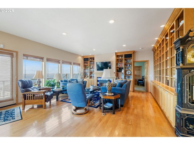 409 CREST Ter, Rockaway Beach, OR 97136