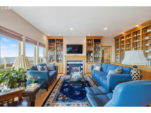 409 CREST Ter, Rockaway Beach, OR 97136