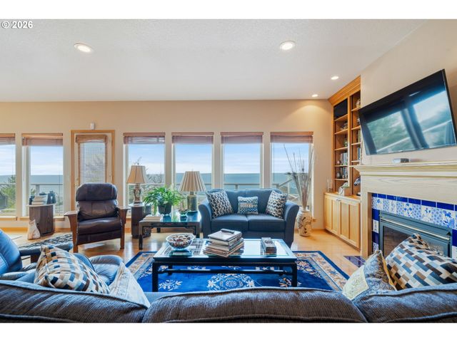 409 CREST Ter, Rockaway Beach, OR 97136