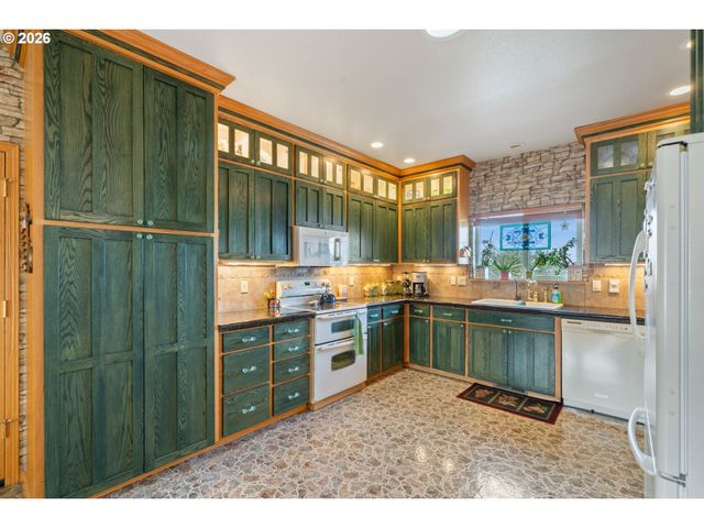 409 CREST Ter, Rockaway Beach, OR 97136
