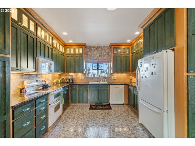409 CREST Ter, Rockaway Beach, OR 97136