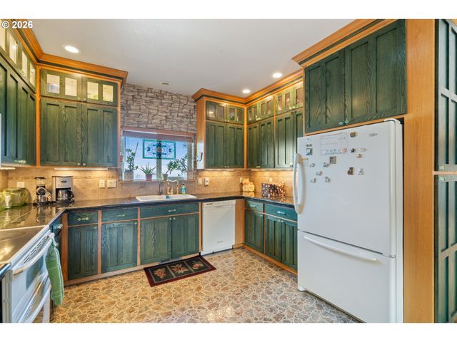 409 CREST Ter, Rockaway Beach, OR 97136