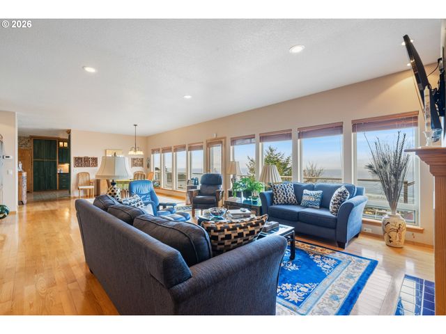 409 CREST Ter, Rockaway Beach, OR 97136