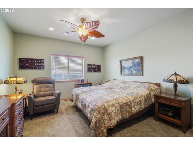 409 CREST Ter, Rockaway Beach, OR 97136