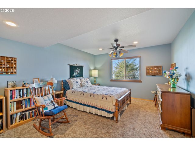 409 CREST Ter, Rockaway Beach, OR 97136