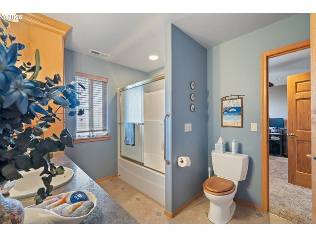 409 CREST Ter, Rockaway Beach, OR 97136