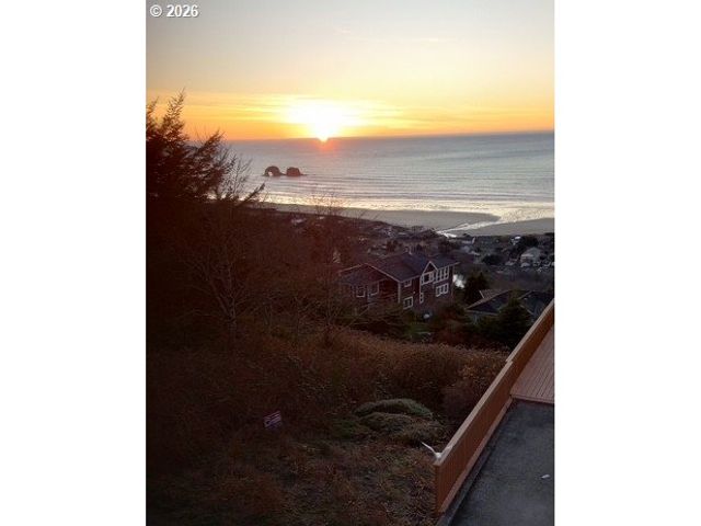 409 CREST Ter, Rockaway Beach, OR 97136