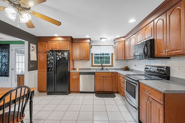 7 Douglas Dr, Salem, NH 03079