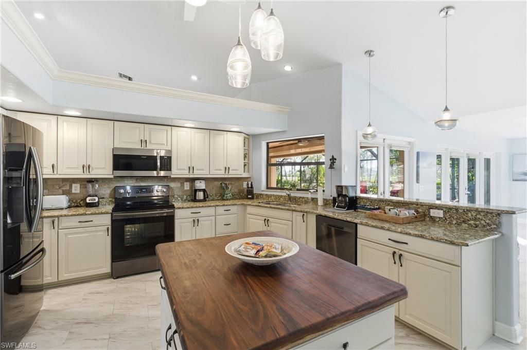 Image 17 of property listing at 4018 NW 12th ST, Cape Coral, FL 33993