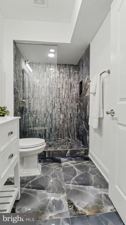 Image 104 of property listing at 6603 BRAEBURN PKWY, Bethesda, MD 20817