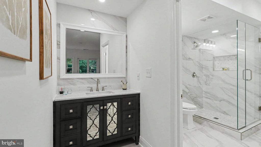 Image 122 of property listing at 6603 BRAEBURN PKWY, Bethesda, MD 20817