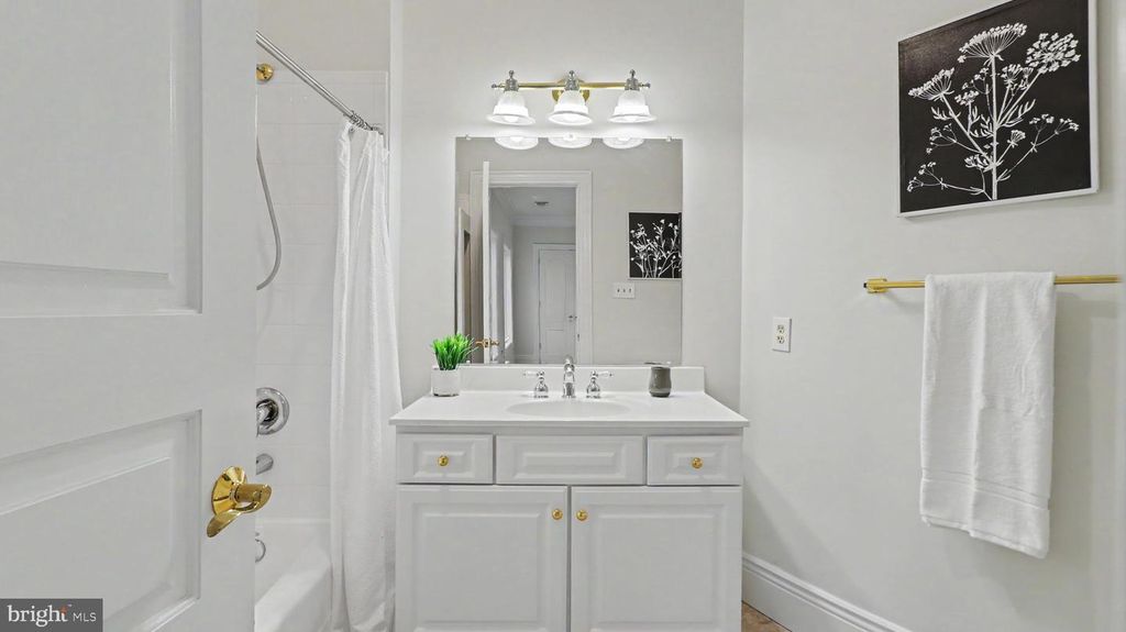 Image 132 of property listing at 6603 BRAEBURN PKWY, Bethesda, MD 20817
