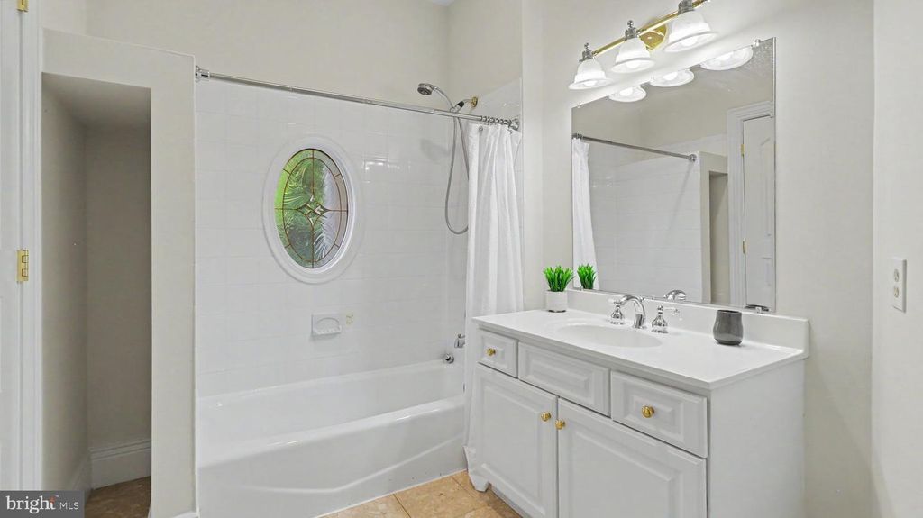 Image 133 of property listing at 6603 BRAEBURN PKWY, Bethesda, MD 20817