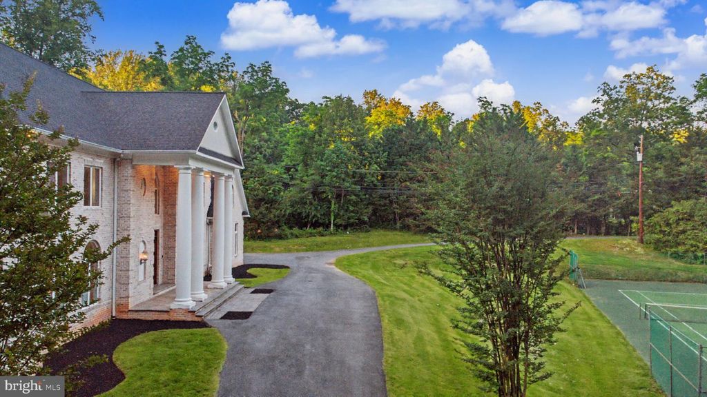 Image 3 of property listing at 6603 BRAEBURN PKWY, Bethesda, MD 20817