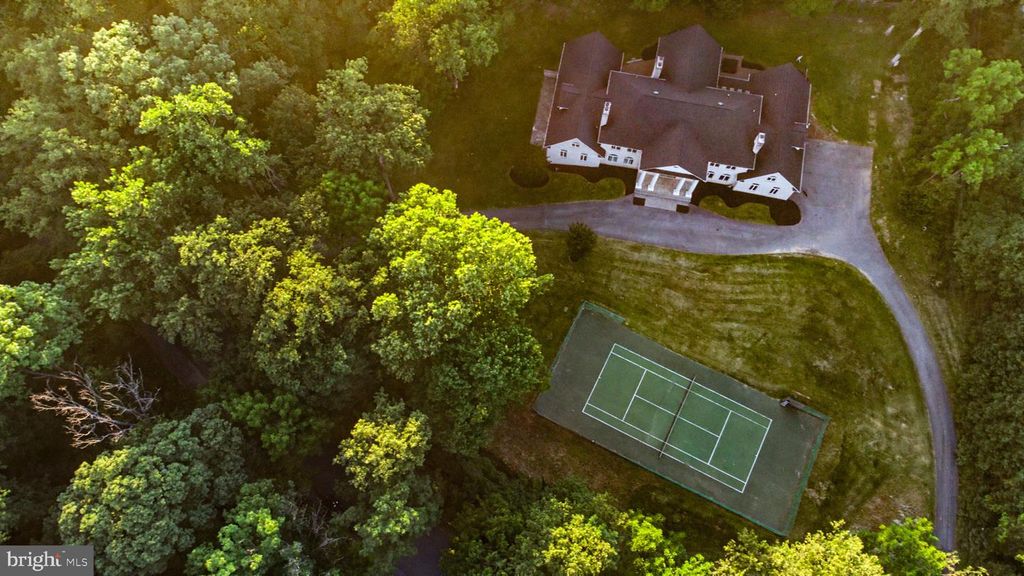 Image 4 of property listing at 6603 BRAEBURN PKWY, Bethesda, MD 20817