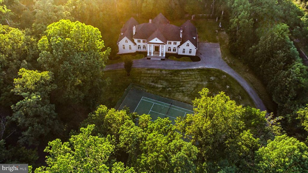 Image 5 of property listing at 6603 BRAEBURN PKWY, Bethesda, MD 20817