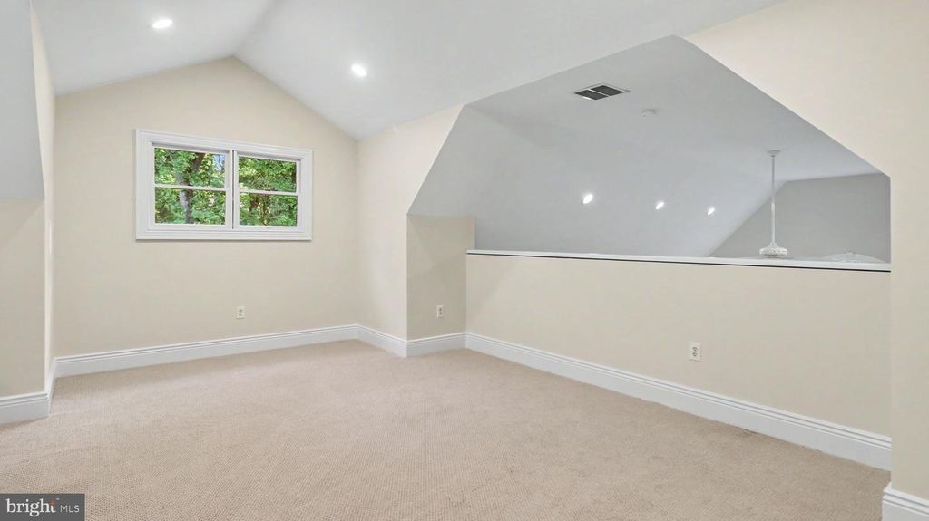 Image 57 of property listing at 6603 BRAEBURN PKWY, Bethesda, MD 20817