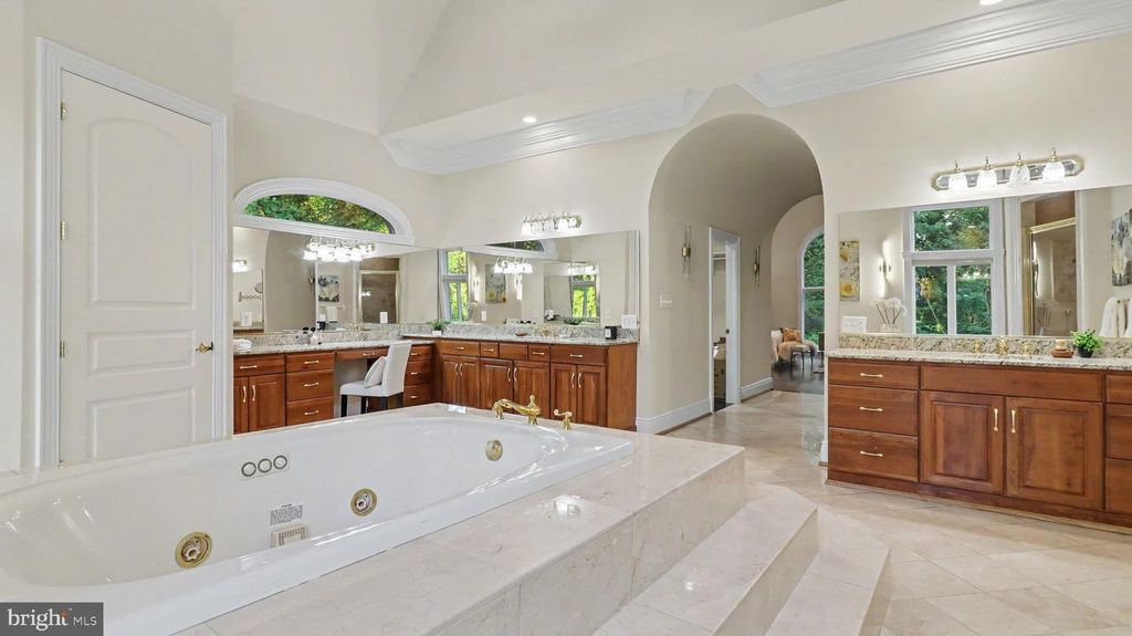Image 65 of property listing at 6603 BRAEBURN PKWY, Bethesda, MD 20817