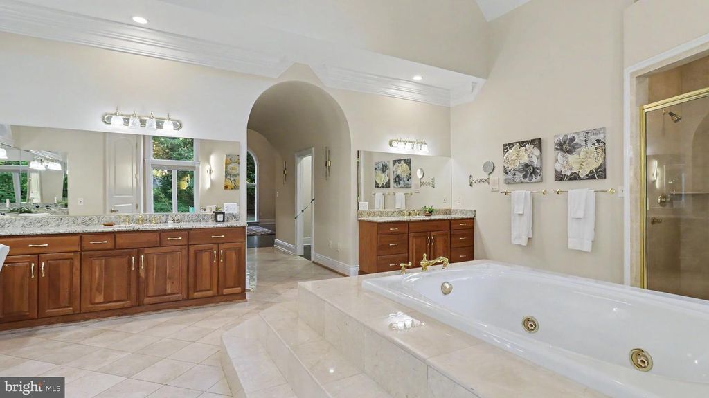Image 67 of property listing at 6603 BRAEBURN PKWY, Bethesda, MD 20817