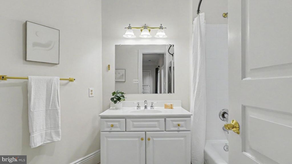 Image 92 of property listing at 6603 BRAEBURN PKWY, Bethesda, MD 20817