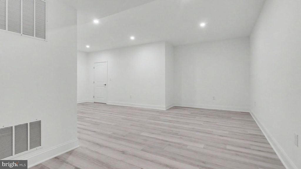 Image 96 of property listing at 6603 BRAEBURN PKWY, Bethesda, MD 20817