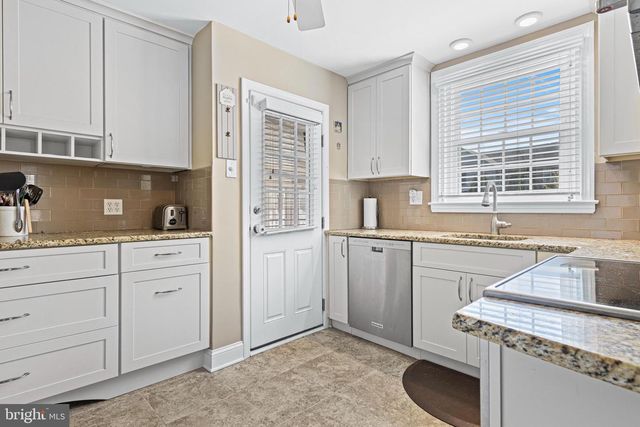 5040 SMITHFIELD RD, Drexel Hill, PA 19026