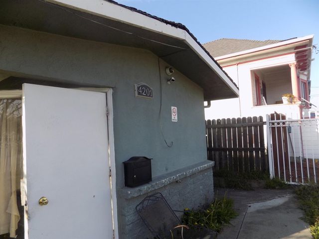 4201 West St, Oakland, CA 94608