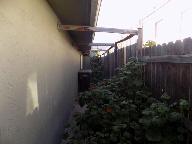 4201 West St, Oakland, CA 94608