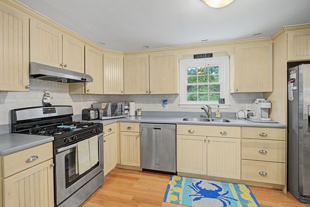 8 Gold Finch Ln, Dennis, MA 02660