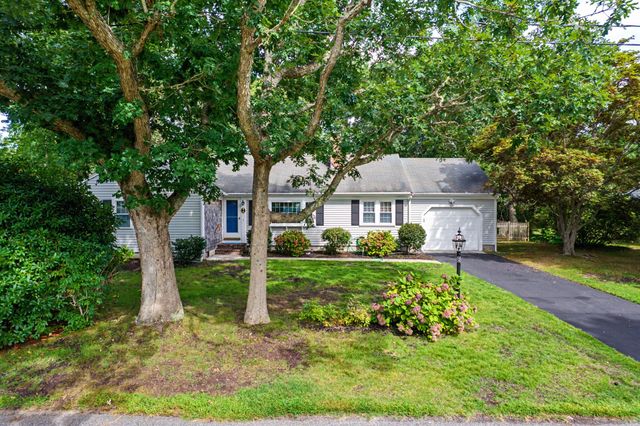 8 Gold Finch Ln, Dennis, MA 02660